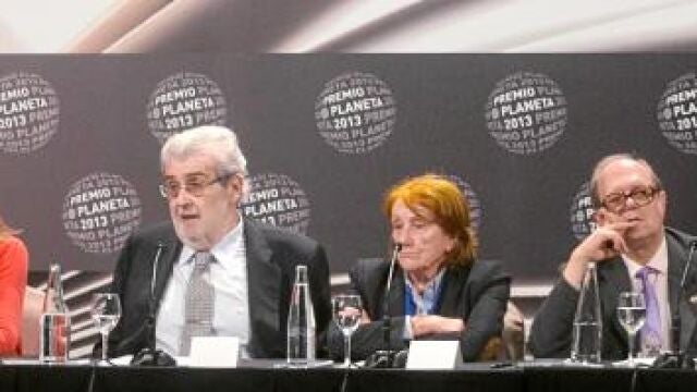 De izda. a dcha. José Creuheras, Juan Eslava Galán, Carmen Posadas, José Manuel Lara Bosch, Rosa Regàs, Pere Gimferrer, Alberto Blecua y Emili Rosales, ayer, en el Hotel Palace de Barcelona durante la presentación de la 62ª edición del Premio Planeta, el más importante de las letras hispanas