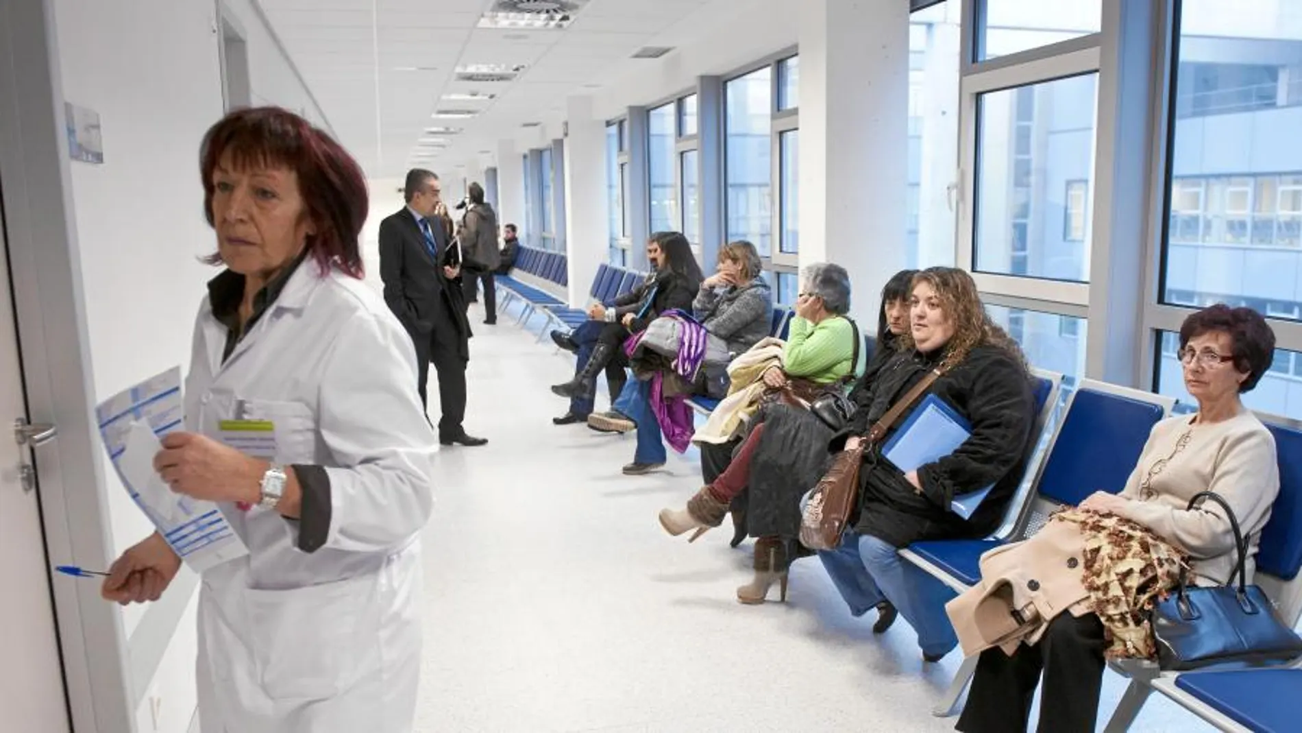Un grupo de personas, entre ellos varios trabajadores con baja por incapacidad temporal, antes de ser valorados por los especialistas médicos, en el nuevo Hospital de Burgos