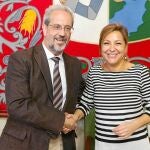 La alcaldesa Rosa Valdeón y el rector Daniel Hernández suscriben el acuerdo