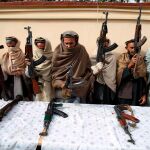 Extalibanes y miembros del Estado Islámico haciendo entrega de sus armas durante una ceremonia de reconciliación en Jalalabad