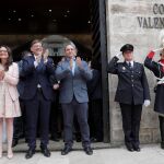 El president de la Generalitat, Ximo Puig, aplaude junto a sus socios de gobierno, Mónica Oltra (Compromís), y Rubén Martínez Dalmau (Unides Podem) a las puertas de Les Corts Valencianes tras tomar posesión del cargo. EFE/Kai Försterling