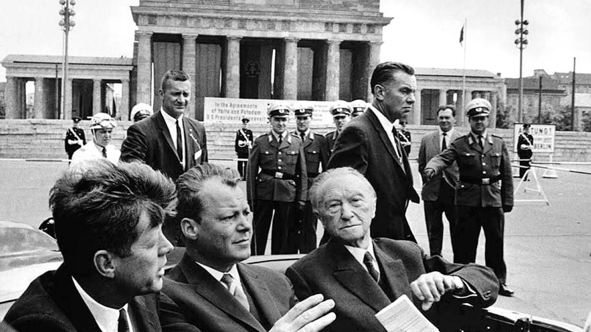 Tres figuras emblemáticas. John F. Kennedy, presidente de los Estados Unidos; Willy Brandt, alcalde de Berlín; y Konrad Adenauer, canciller de la República Federal de Alemania y constructor de la Europa de posguerrra