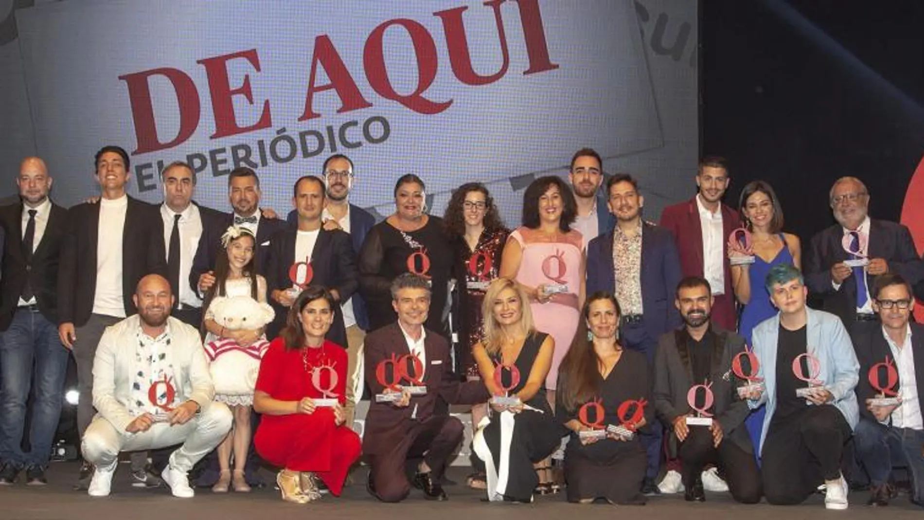 Los premiados en la foto de familia durante la gala que se celebró en Canet d’En Berenguer el sábado por la noche y donde coincidieron numerosos representantes de los medios. EFE