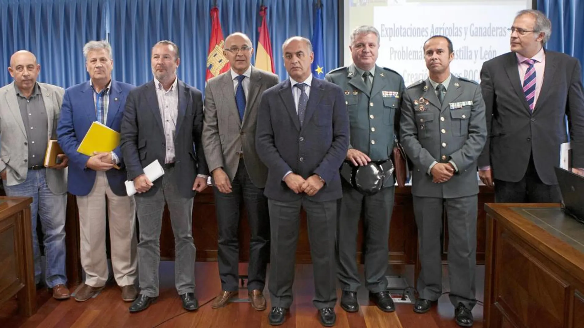 El delegado del Gobierno, Ramiro Ruiz Medrano, y los agentes Jesús Gayoso y Díez Cubelos, entre otros, explican la operación al presidente de la FRMP y las OPAs