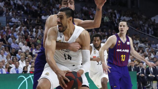 Oriola frena a Ayón en falta / Efe