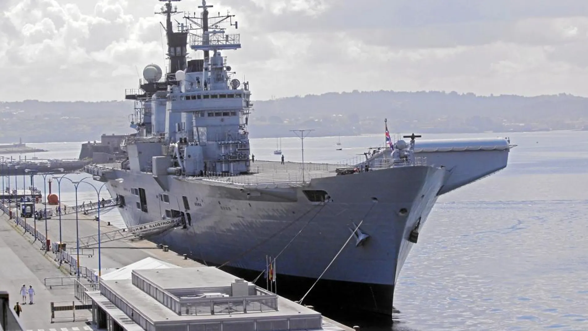 El buque «HMS Illustrious» atracó en junio de 2012 en el puerto de La Coruña