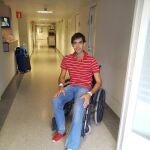 El diestro malagueño abandona la clínica de la Virgen Blanca en silla de ruedas
