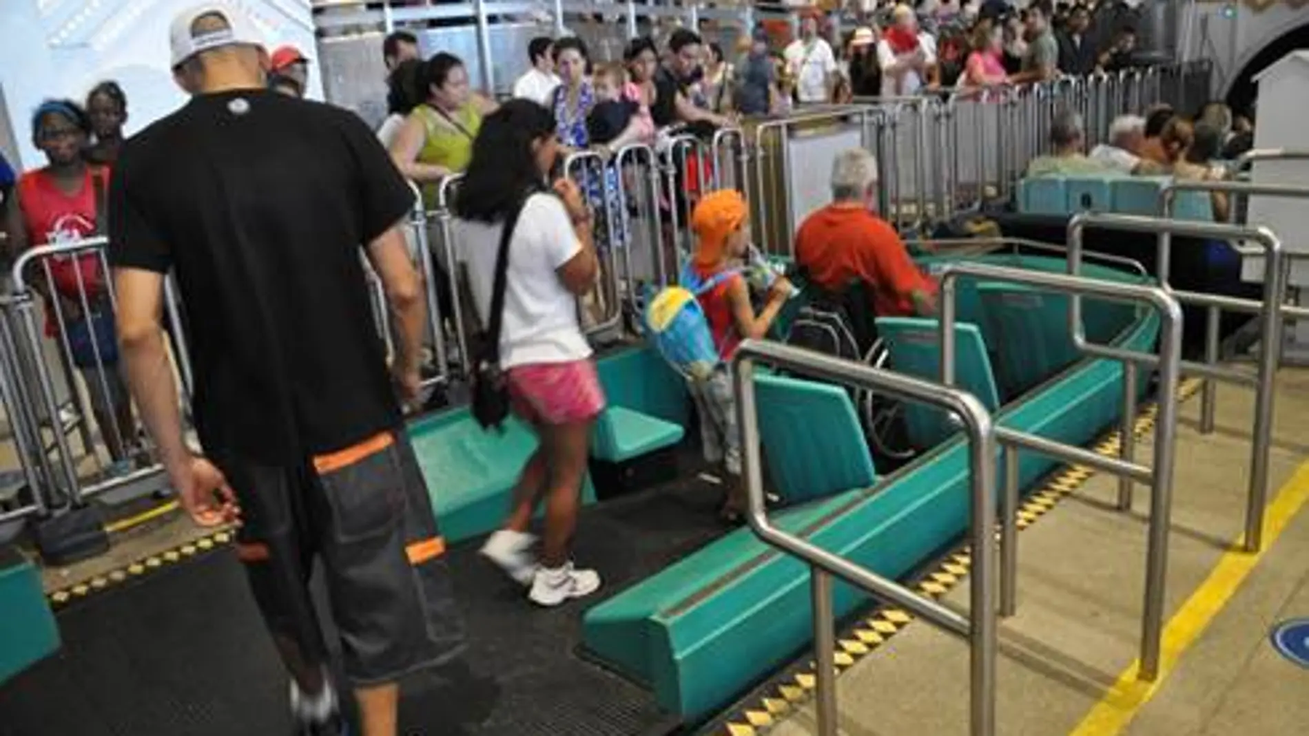 Una familia con una persona con discapacidad sube a una atracción en Disney World , EE UU