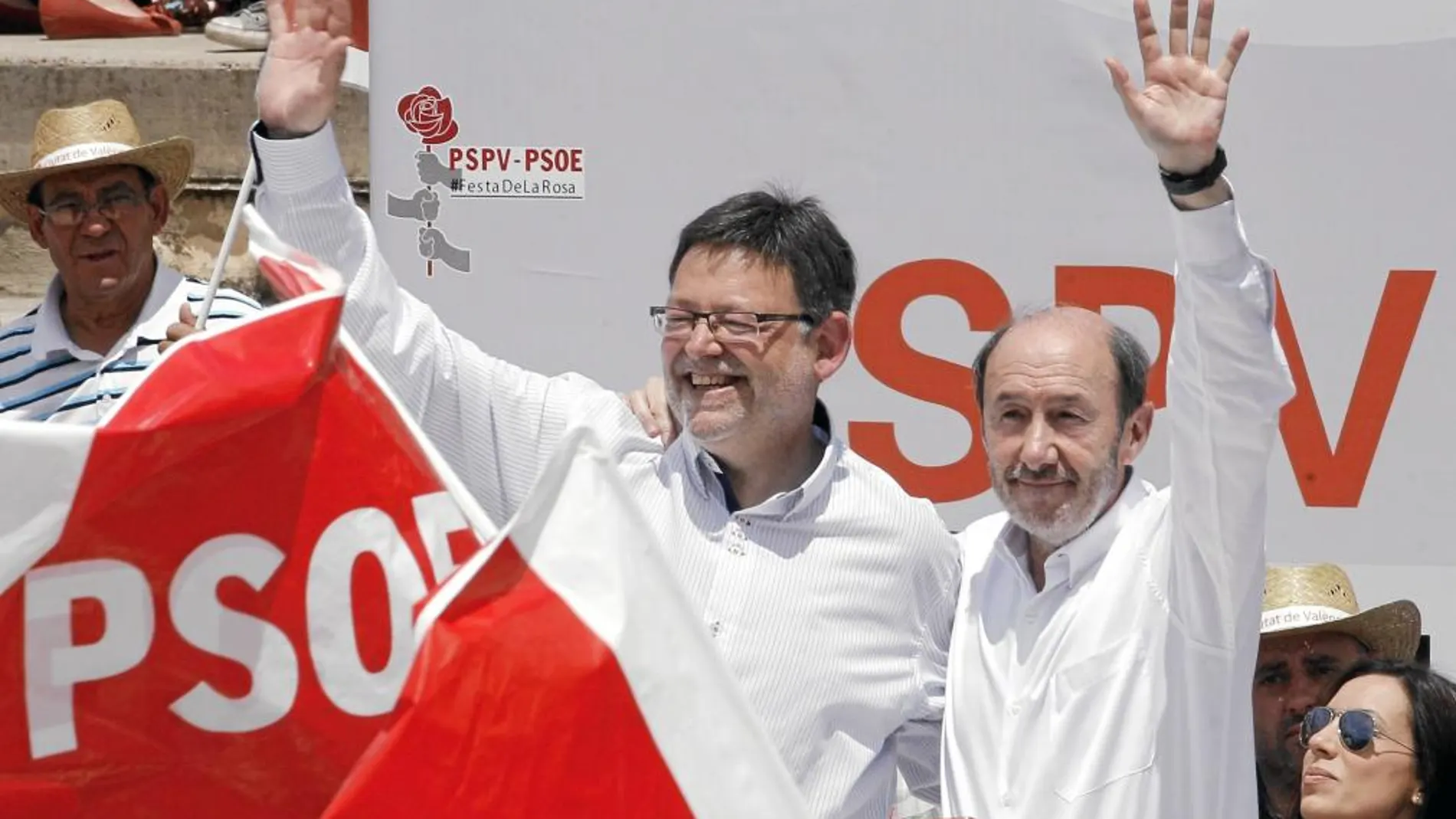Fin de semana de líderes. El sábado Rajoy acompañó a los populares, ayer Rubalcaba asistió en Valencia a la Fiesta de la Rosa
