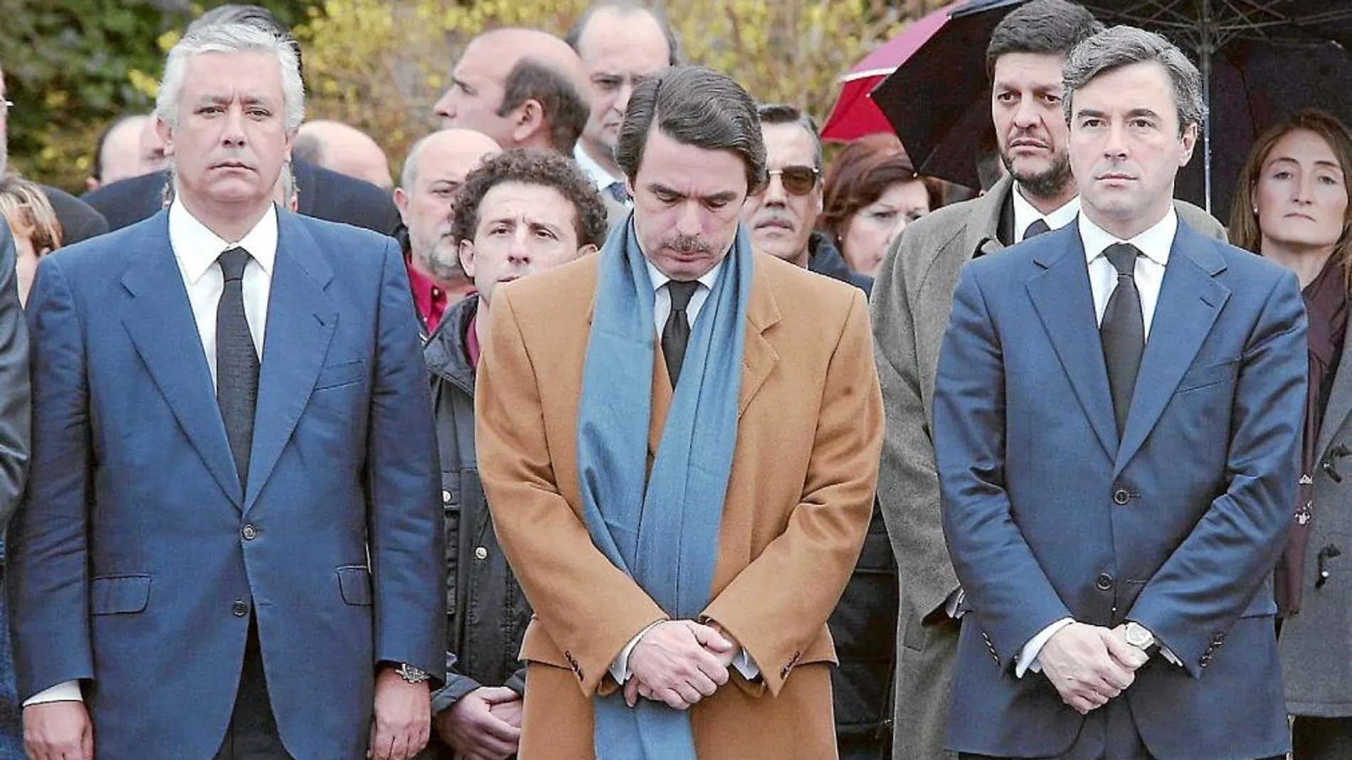 José María Aznar junto a Javier Arenas y Ángel Acebes, durante el minuto de silencio que guardaron en La Moncloa un día después del atentado.