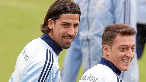 Khedira y Özil, durante un entrenamiento con la selección alemana. El primero reconoce que la marcha de Özil al Arsenal, el pasado verano, ha debilitado al Real Madrid