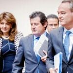 El presidente Fabra entrando al hemiciclo antes de una sesión de control. Detrás, el vicepresidente Císcar
