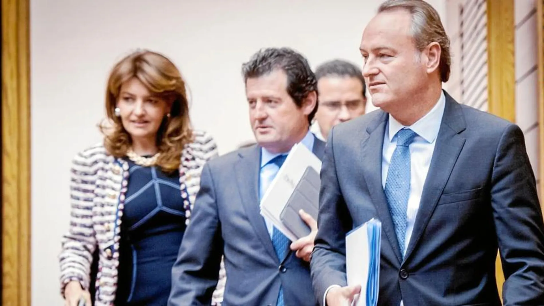 El presidente Fabra entrando al hemiciclo antes de una sesión de control. Detrás, el vicepresidente Císcar