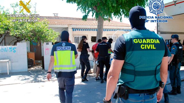 Agentes en el momento de la detención