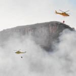 Un helicóptero trabaja en las labores de extinción de un incendio forestal