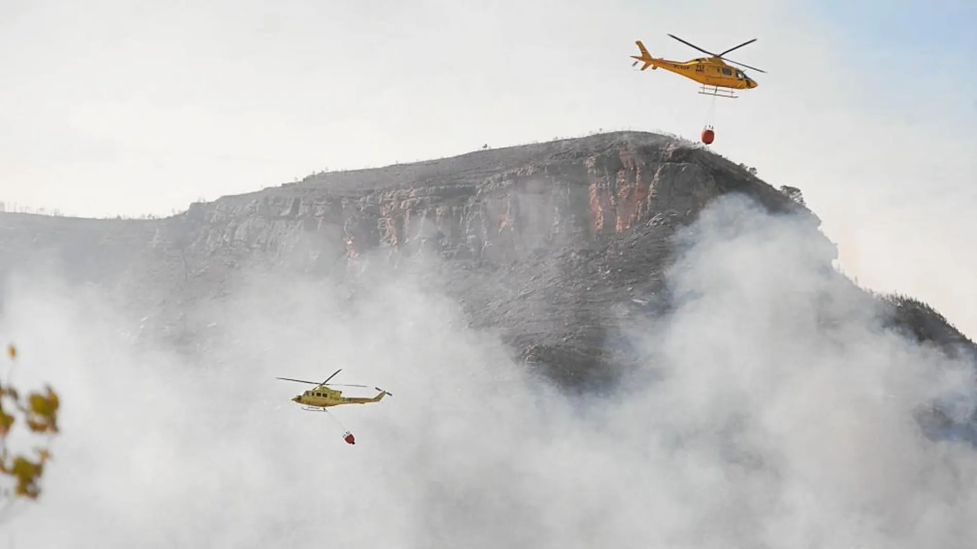 Un helicóptero trabaja en las labores de extinción de un incendio forestal