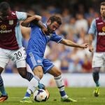 Juan Mata, extremo del Chelsea, pelea por un balón el pasado miércoles contra el Aston Villa