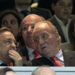 El Rey Juan Carlos. con el presidente del Real Madrid, Florentino Pérez, en el Bernabéudurante el partido de vuelta de las semifinales de la liga de Campeones
