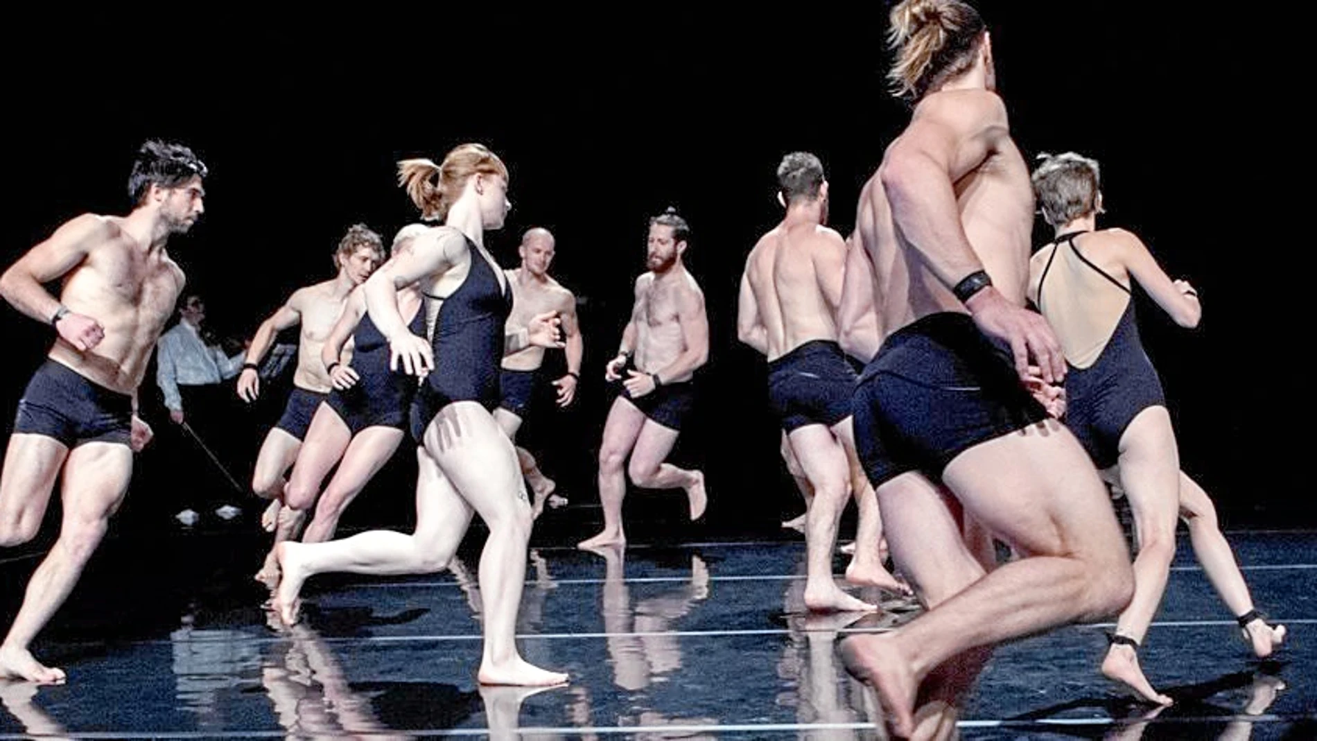 «Opus» mezcla circo, danza y la música en directo de Shostakóvich