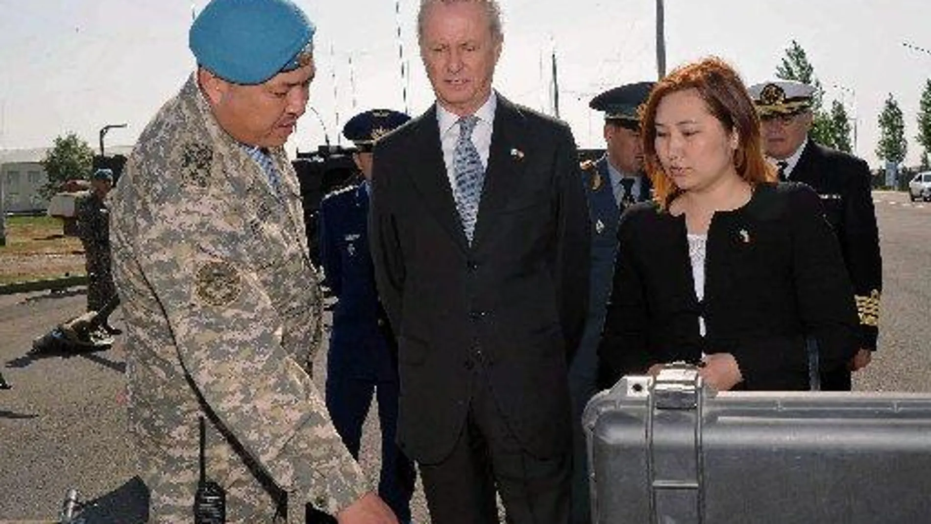 El ministro de Defensa, Pedro Morenés (c), durante la visita que ha realizado a Kazajistán