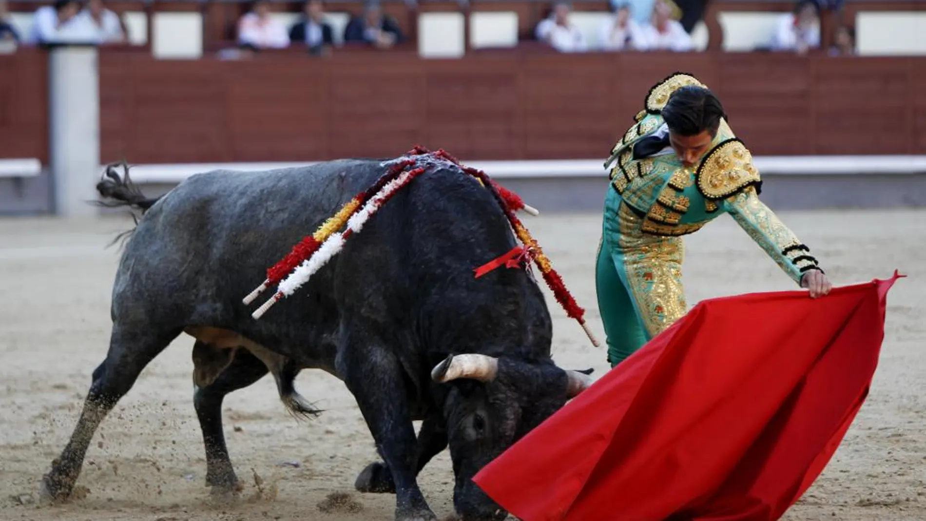 Alberto Aguilar, ante un toro de Escolar, en su última actuación en Las Ventas