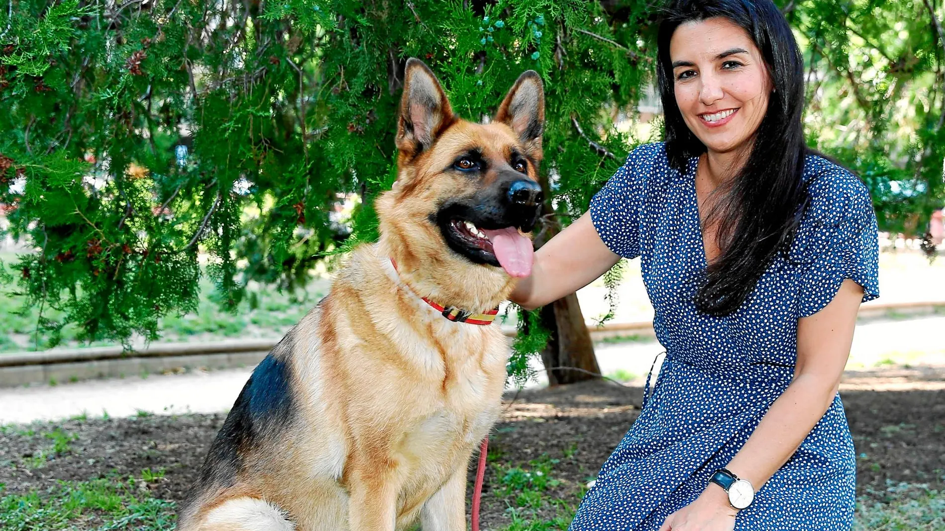 Rocío Monasterio, candidata de VOX a la Comunidad de Madrid, y su perra Quinta