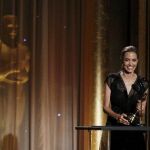 Angelina Jolie contuvo las lágrimas mientras recogía el Oscar, ayer, en Los Ángeles