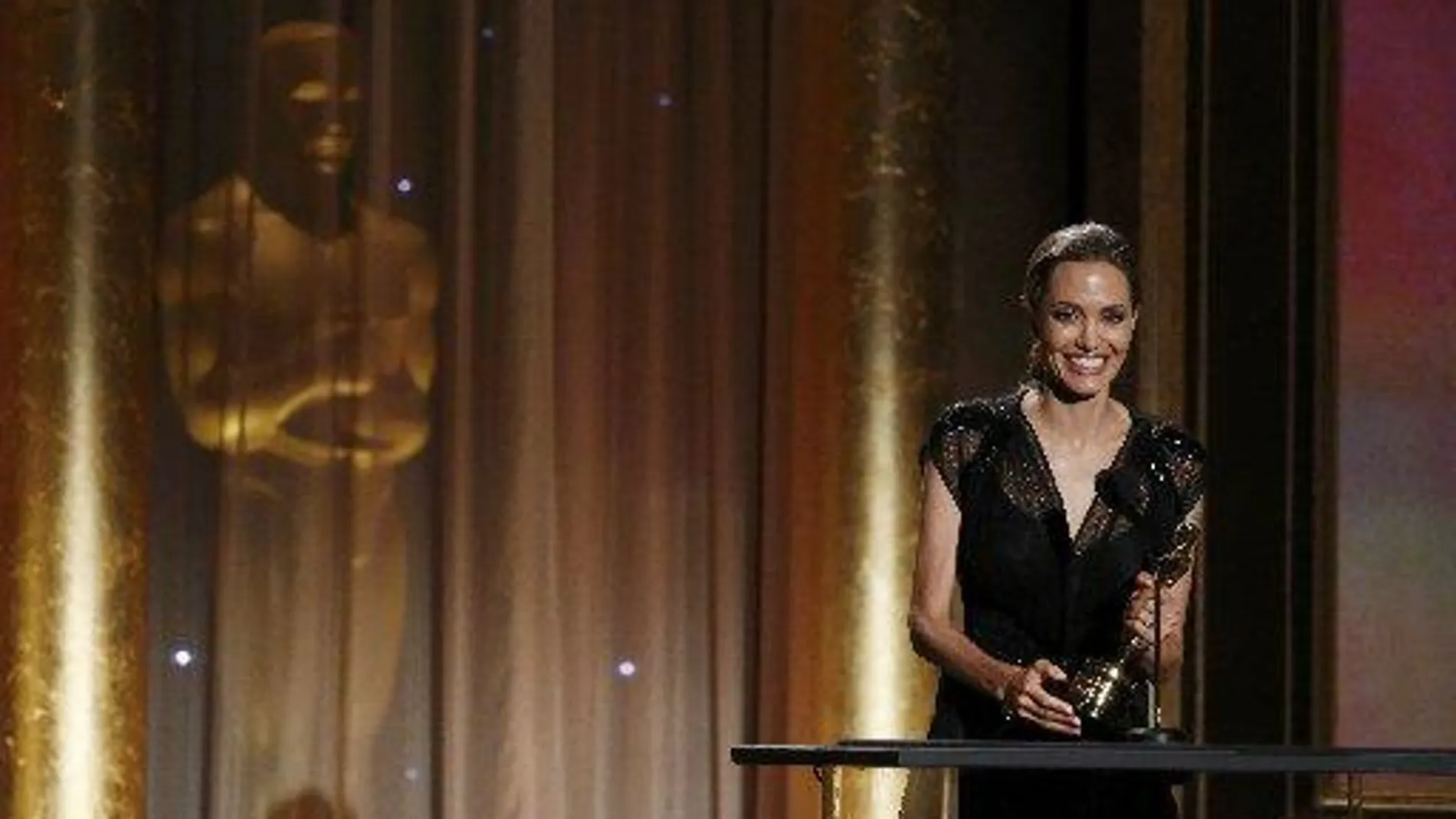Angelina Jolie contuvo las lágrimas mientras recogía el Oscar, ayer, en Los Ángeles