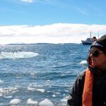 La fundadora de Homeward Bound, Fabian Dattner, durante un recorrido en zodiac por la Antártida este 12 de enero de 2019 /Efe