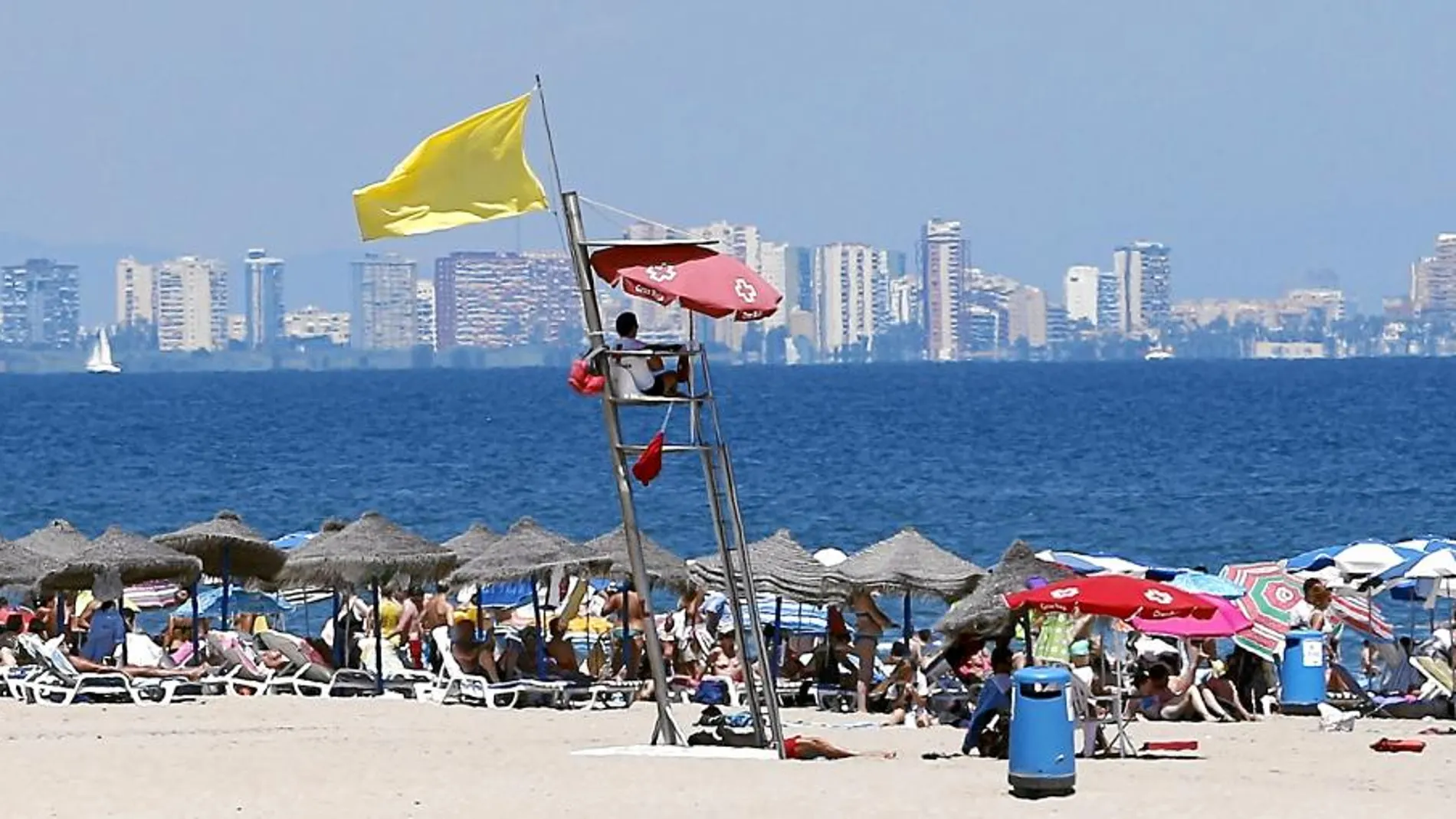 La bandera amarilla ondeaba en la playa de La Malvarrosa el domingo tras el avistamiento de un pez raya