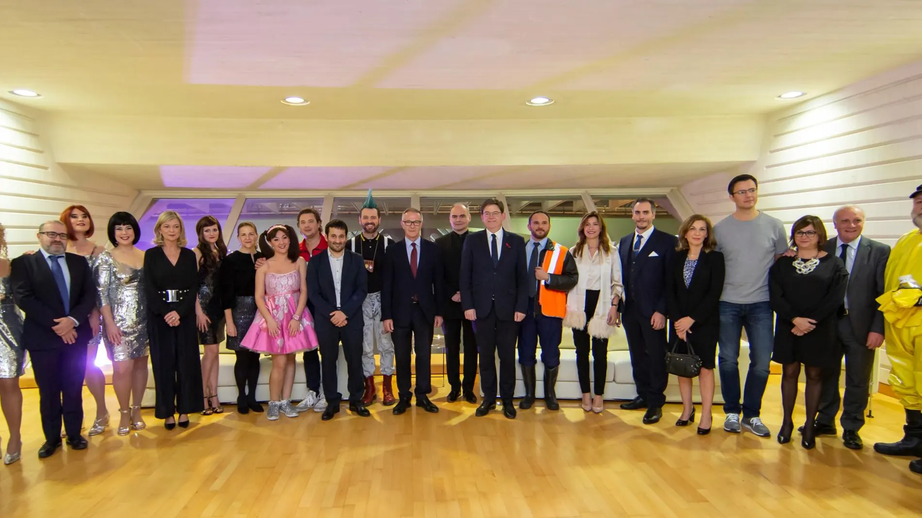 El presidente de la Generalitat, Ximo Puig; el ministro de Cultura, José Guirao; el conseller de Educación y Cultura, Vicent Marzà; la consellera de Agfricultura y Medio Ambiente, Elena Cebrián; la consellera de Justicia, Gabriela Bravo, y la presidenta de Les Arts, Susana Lloret, asistieron al estreno.