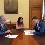 El ya exdiputado de IU, Antonio Maíllo, firma su renuncia al acta /Foto: La Razón