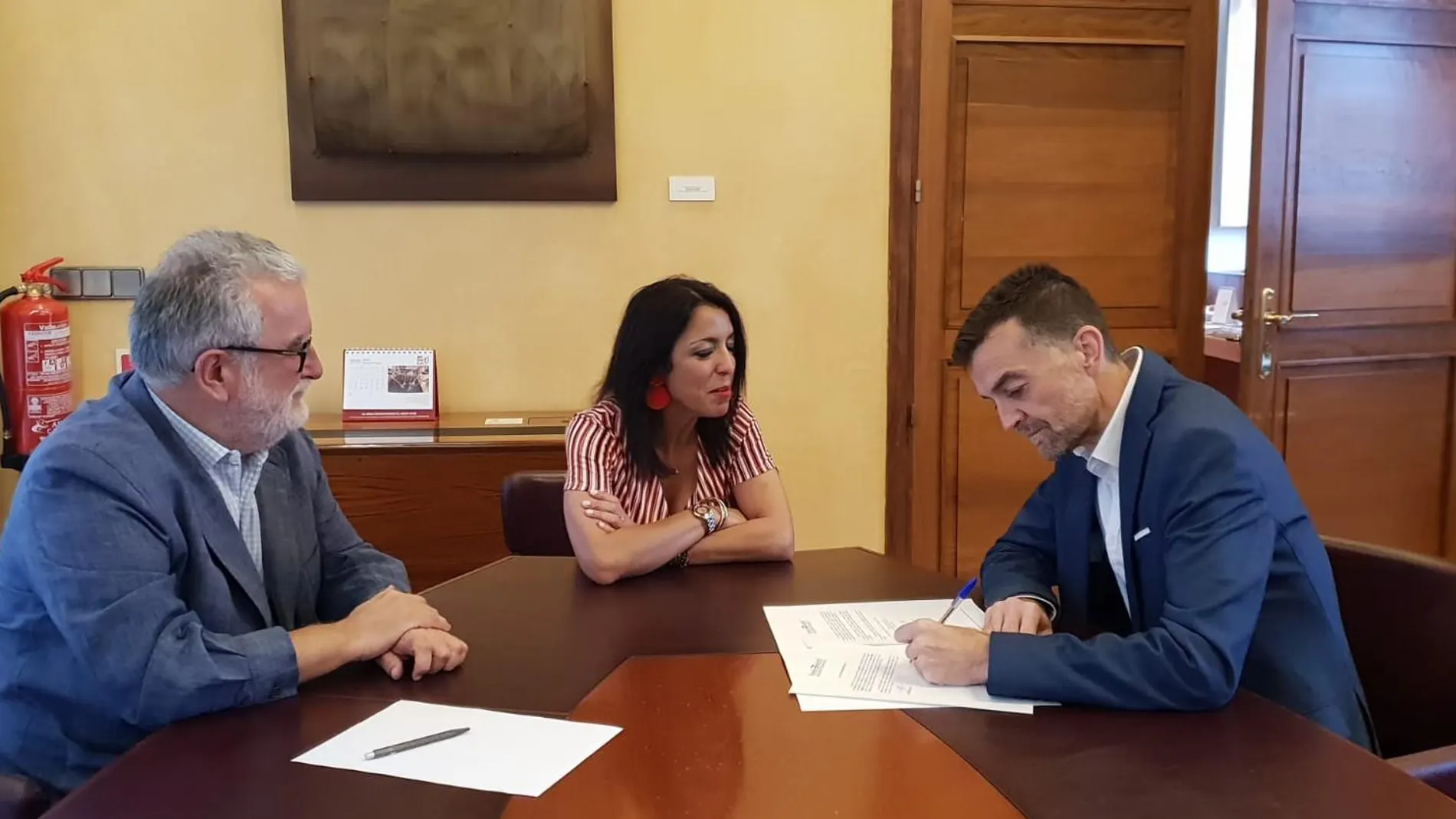 El ya exdiputado de IU, Antonio Maíllo, firma su renuncia al acta /Foto: La Razón