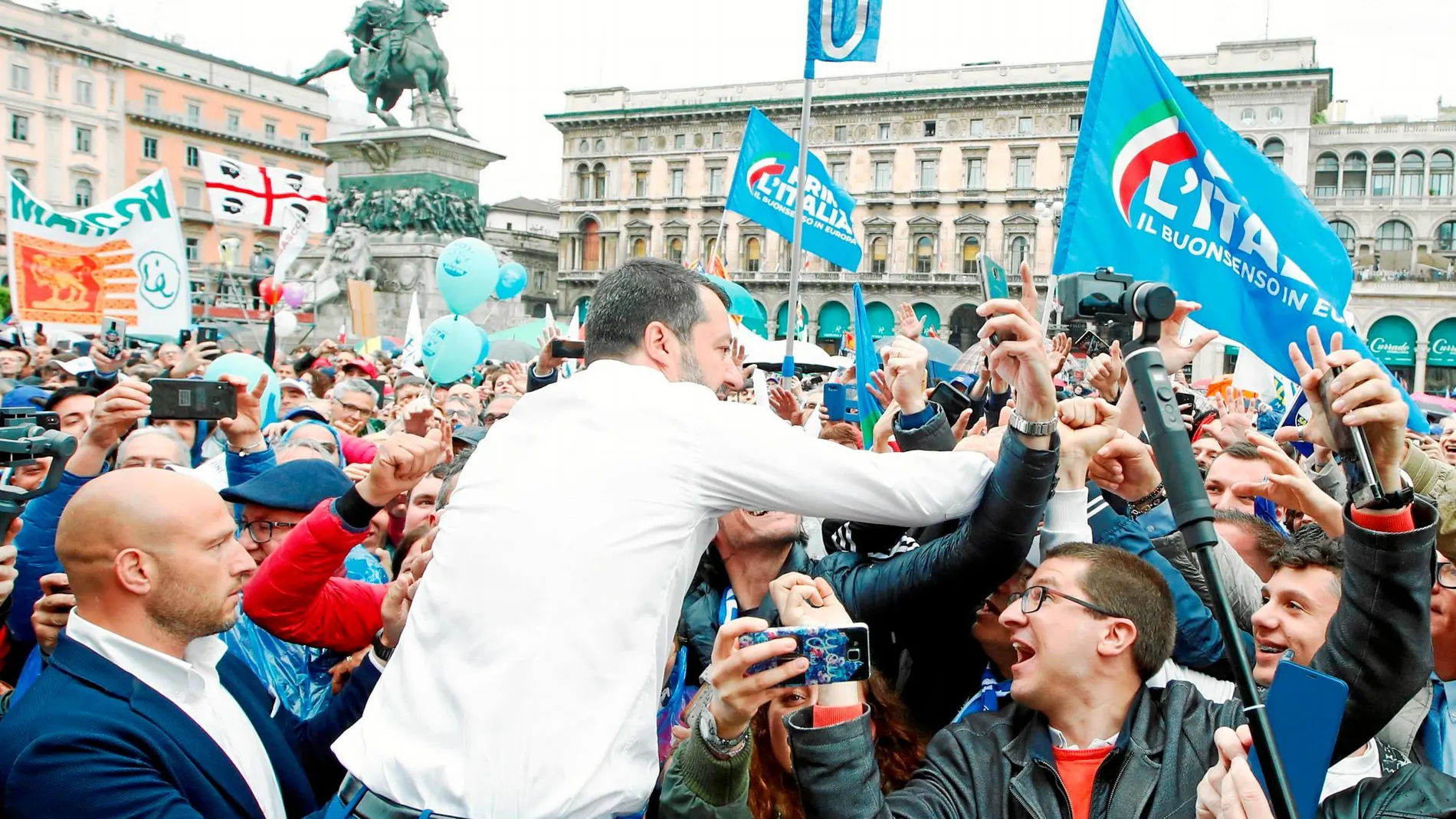 Matteo Salvini saluda a sus seguidores en la multitudinaria concentración en la Plaza del Duomo de Milán / Reuters