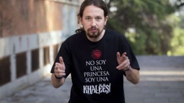 Pablo Iglesias con una camiseta que hace alusión a la popular serie de HBO