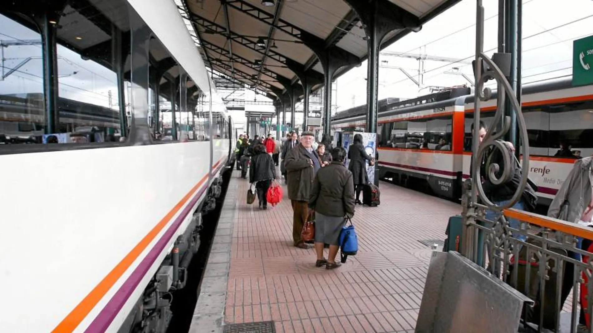 Trenes de media distancia en la estación de ferrocarriles del Campo Grande, en Valladolid