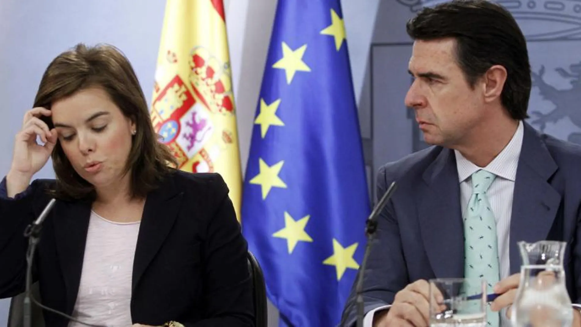 Soraya Sáenz de Santamaría, y José Manuel Soria, durante la rueda de prensa posterior a la reunión del Consejo de Ministros