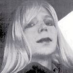 Una fotografía de Bradley Manning vestido de mujer