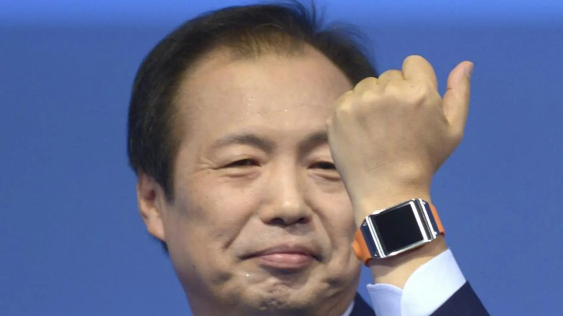 El presidente y líder de comunicaciones móviles de Samsung, JK Shin, muestra su reloj inteligente, el Galaxy Gear