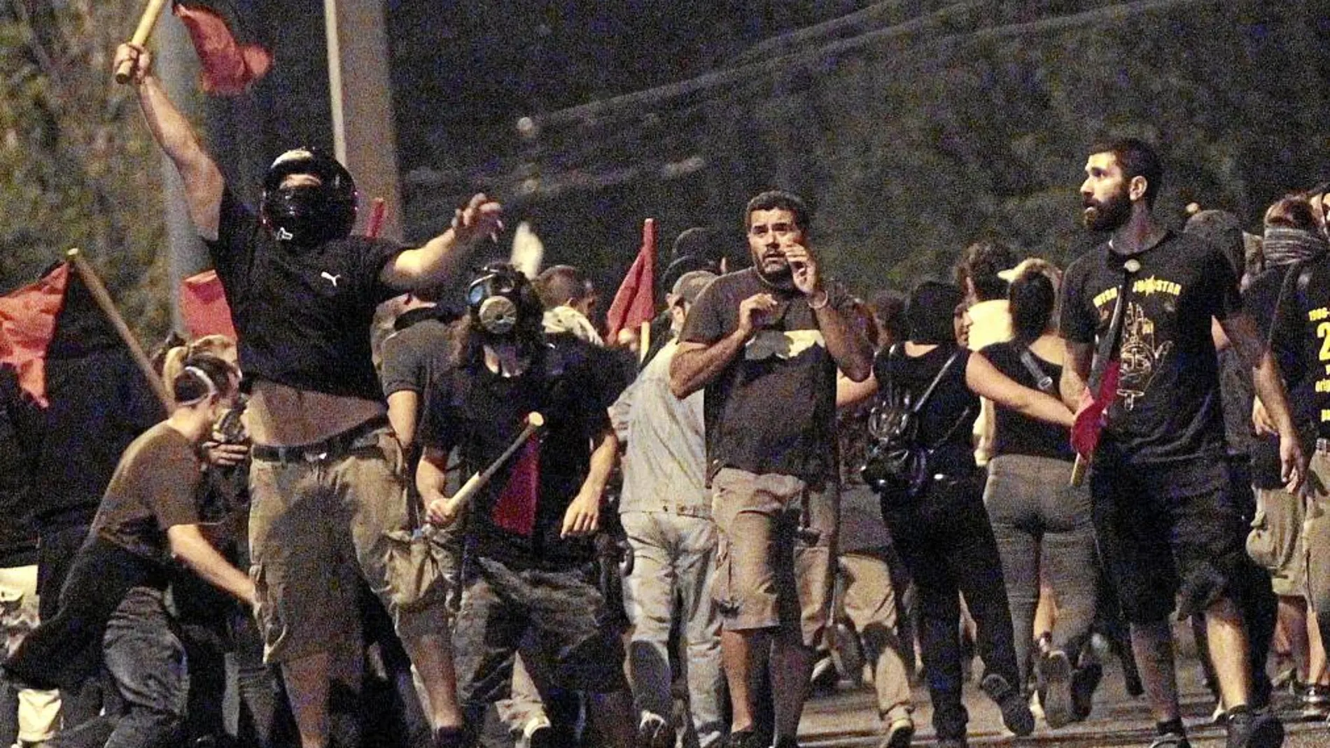 La Policía carga contra los manifestantes, ayer, en Atenas