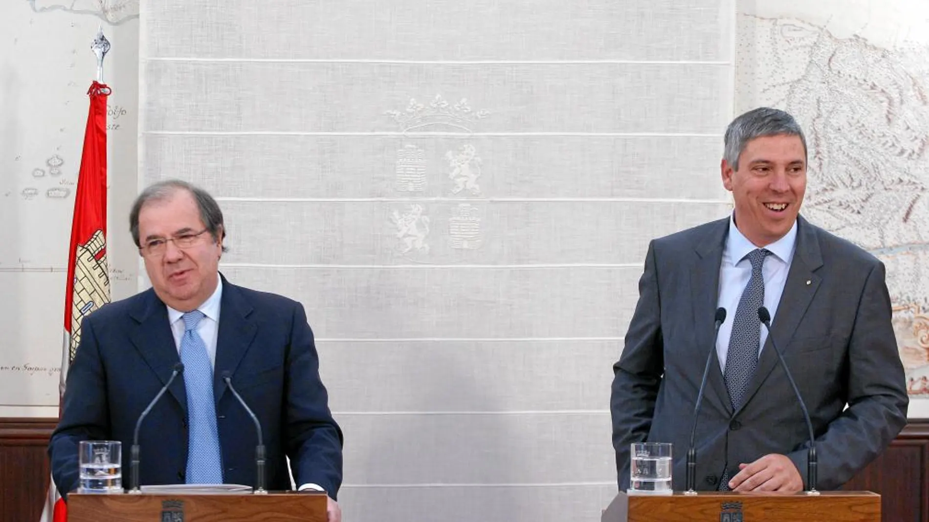 Juan Vicente Herrera junto al flamante Jefe de Fabricación y Logística del Grupo Renault, José Vicente de los Mozos