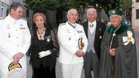 El almirante general y Jefe del Estado Mayor de la Armada, Jaime Muñoz-Delgado; junto con el almirante Juan Antonio Cornago, Pilar Fdez. Labrador, el Mayordomo-presidente Javier García-Faria y Enrique Seco San Esteban