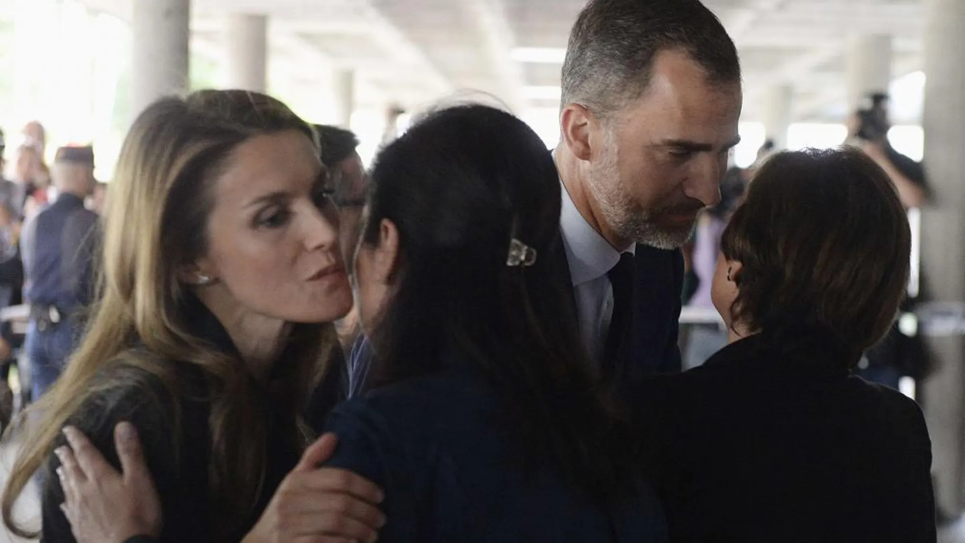 Los Príncipes de Asturias, Felipe y Letizia, saludan a algunos de los familiares de los heridos en el hospital.