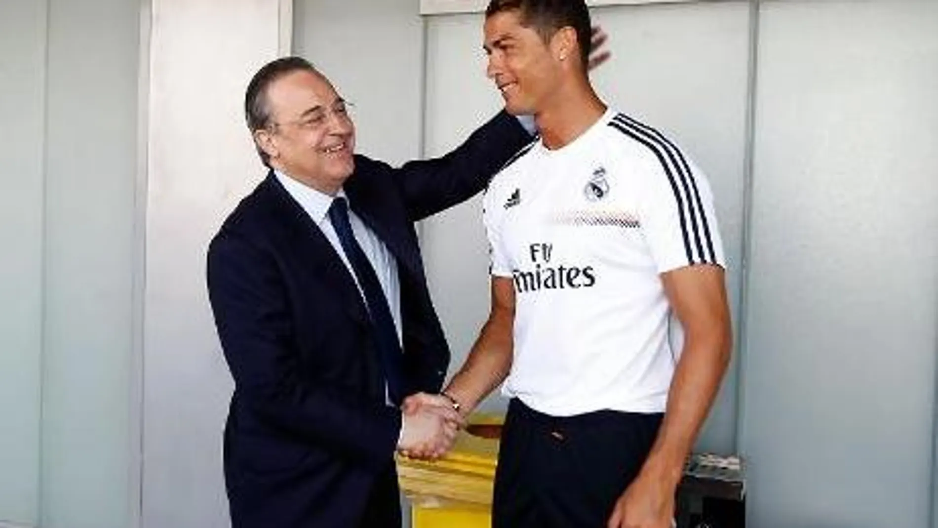 Florentino Pérez se acercó por la mañana a Valdebebas y saludó a la plantilla y el cuerpo técnico antes del entrenamiento