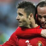 Kike Sola (en primer término) felicitado por su compañero Alejandro Arribas, tras conseguir el gol del Osasuna