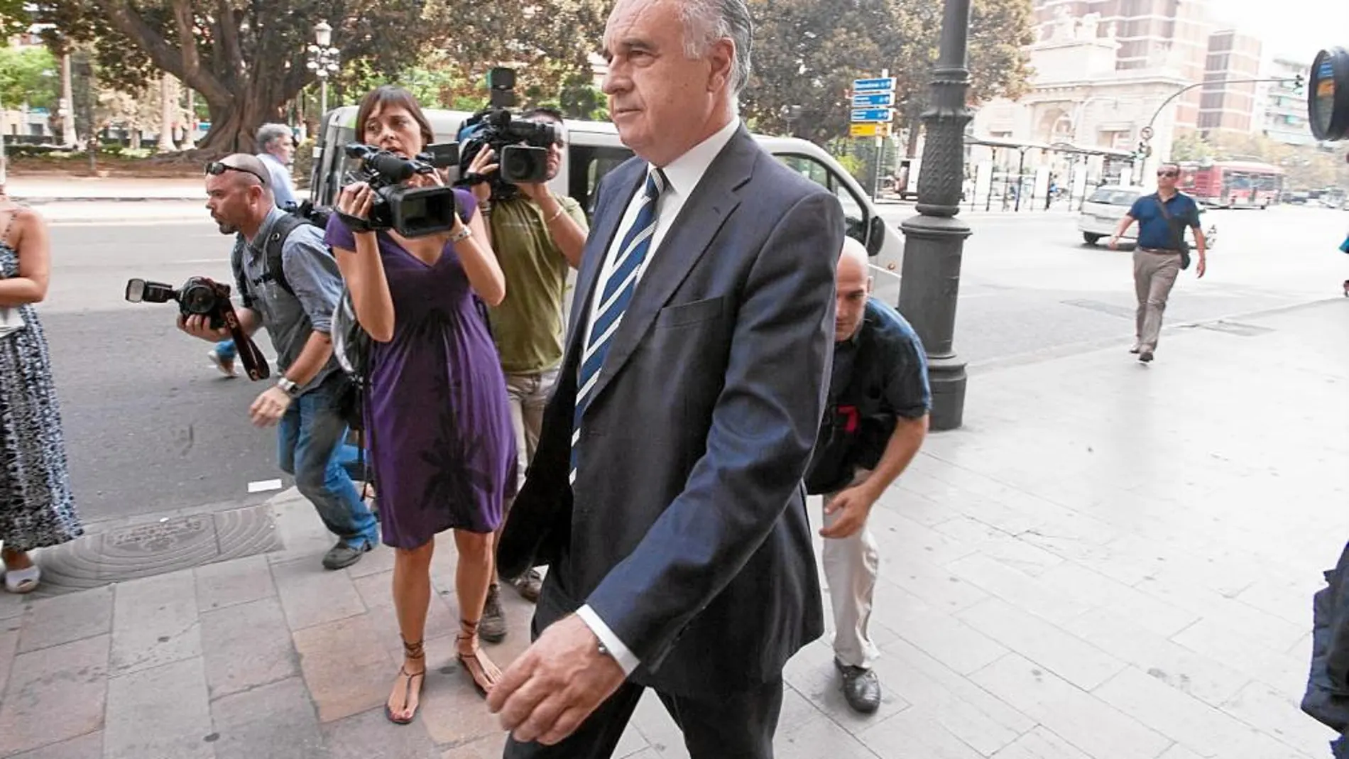 El ex conseller de Solidaridad, Rafael Blasco, a su entrada en el TSJCV para declarar por el caso Cooperación