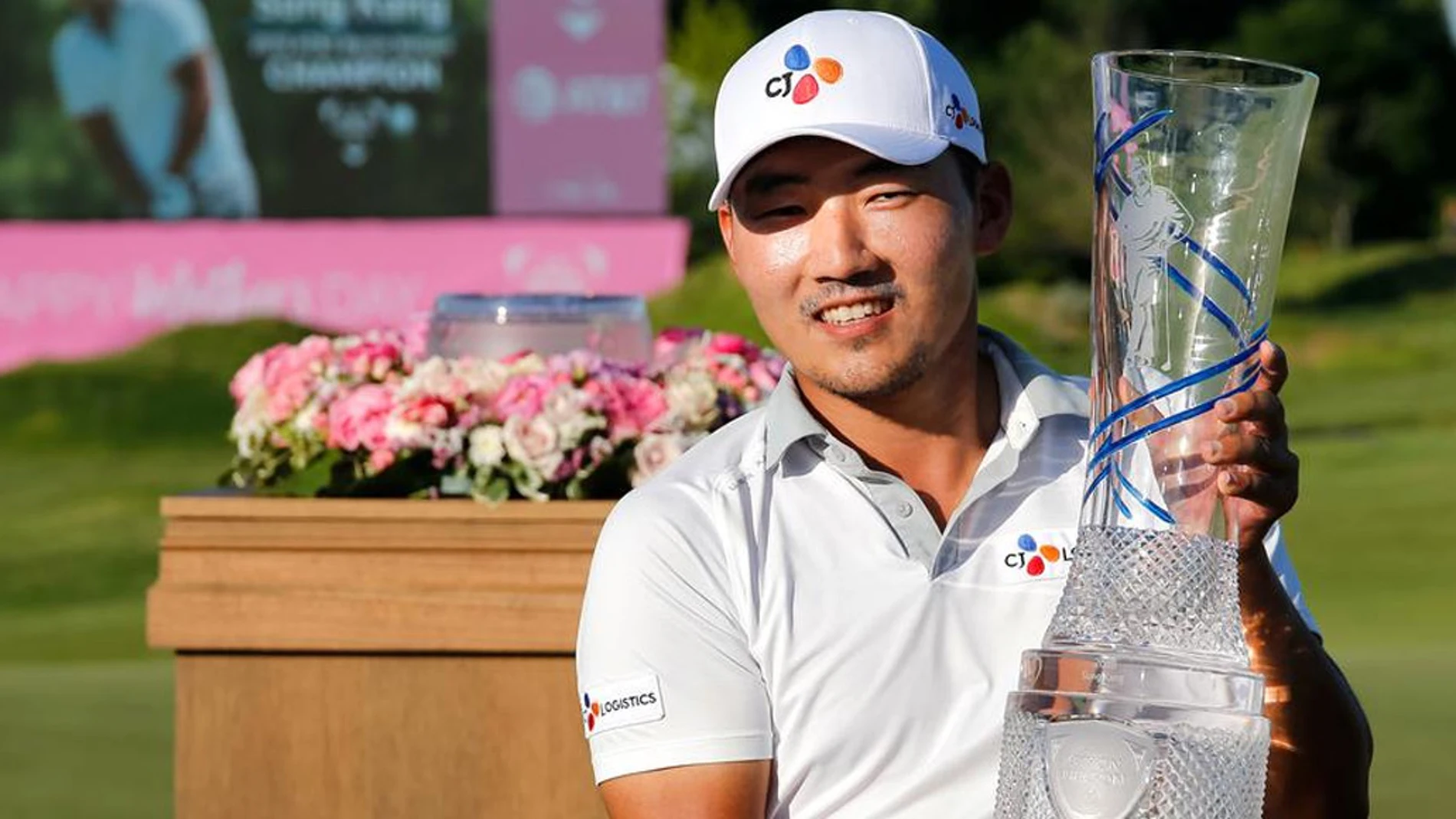 Sung Kang, celebrando el triunfo