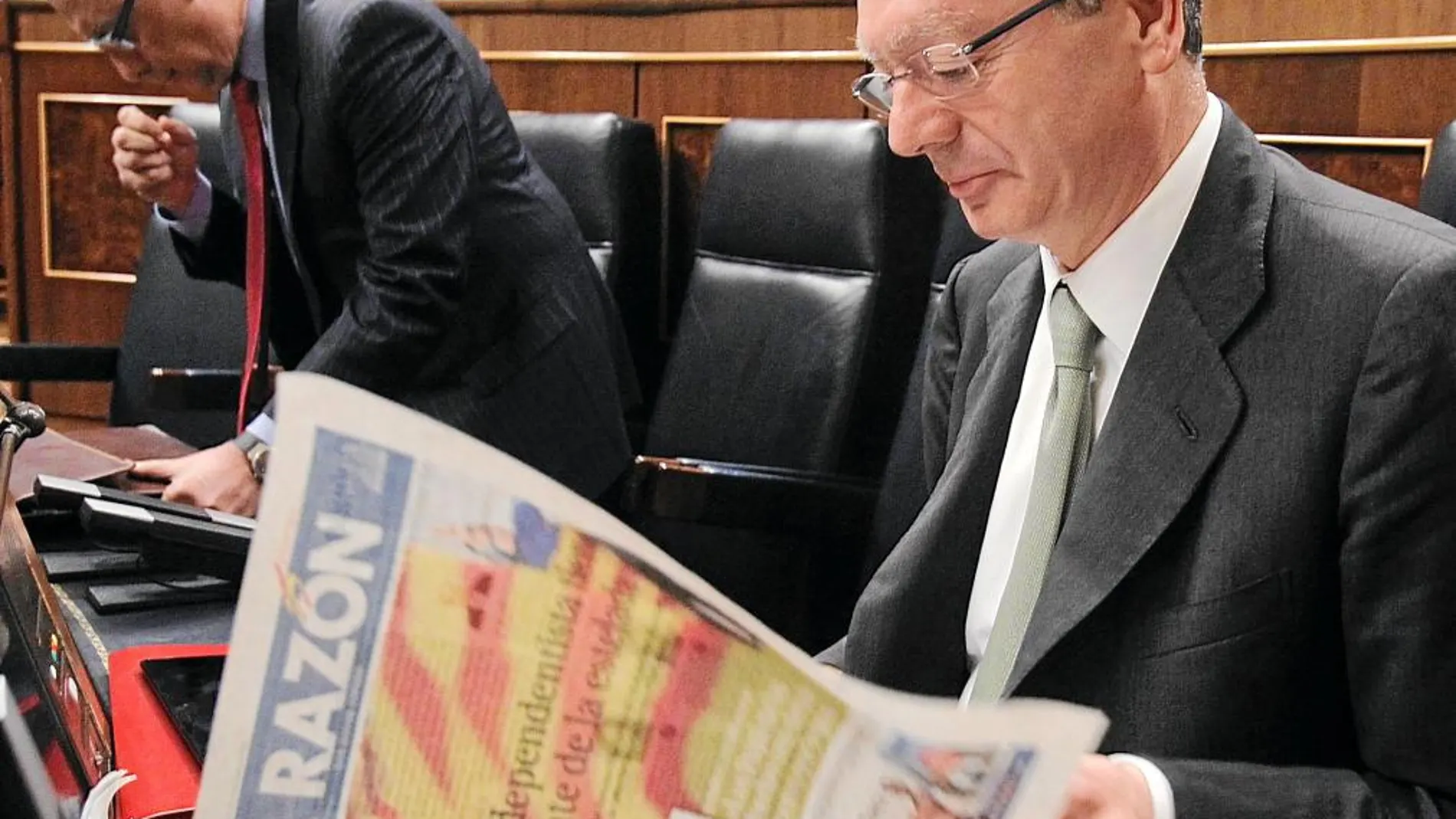 Ruiz-Gallardón lee ayer en el Congreso la exclusiva de LA RAZÓN