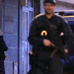 Agentes de la Guardia Civil durante los registros en la localidad de Urnieta