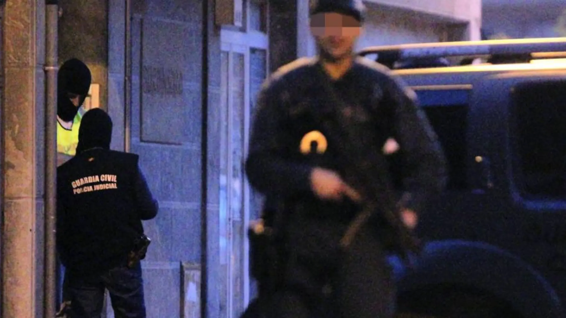 Agentes de la Guardia Civil durante los registros en la localidad de Urnieta